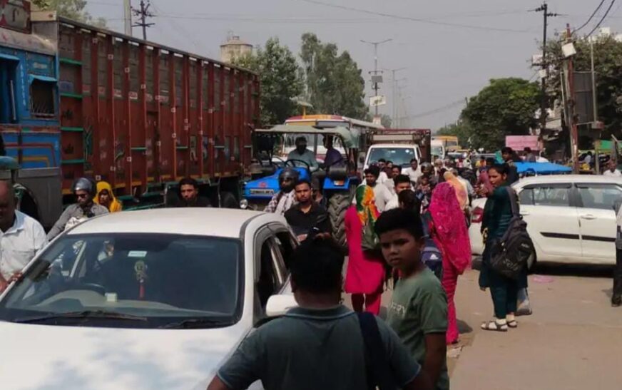 सादाबाद : ट्रक की टक्कर से कार क्षतिग्रस्त, मौके पर पहुंची पुलिस ने सुचारू कराई यातायात व्यवस्था