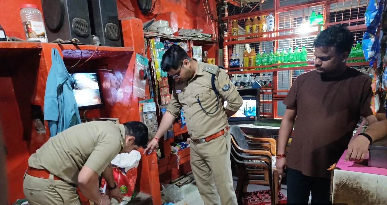 हाथरस में आबकारी टीम ने मदिरा दुकानों और होटलों का किया औचक निरीक्षण