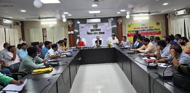 विकास भवन में जल शक्ति अभियान (कैच द रेन) को लेकर समीक्षा बैठक सम्पन्न, कार्यों में सुस्ती पर सीडीओ ने जताई नाराज़गी, विभागों को एक माह में रिपोर्ट देने के निर्देश