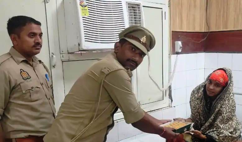 दो साल से लिव-इन में रह रही प्रेमिका को मिला पत्नी का दर्जा, महिला ने अस्पताल में दिया बच्चे को जन्म, पुलिस ने सुलझाया विवाद, मिठाई बांटकर मनाई खुशी