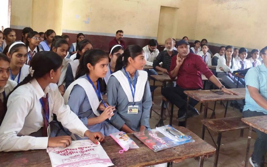सादाबाद : छात्र-छात्राओं को स्वास्थ्य के प्रति किया जागरूक, दिमागी बुखार एवं संचारी रोगों पर वाद-विवाद प्रतियोगिता का आयोजन