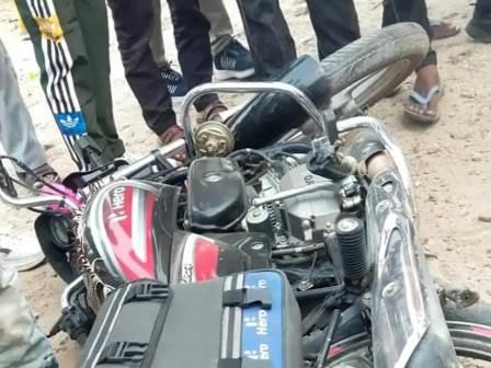 सड़क हादसे में बाइक सवार महिला की मौत, आगरा रोड पर ट्रैक्टर ने बाइक सवारों को मारी टक्कर, भाई बहन घायल