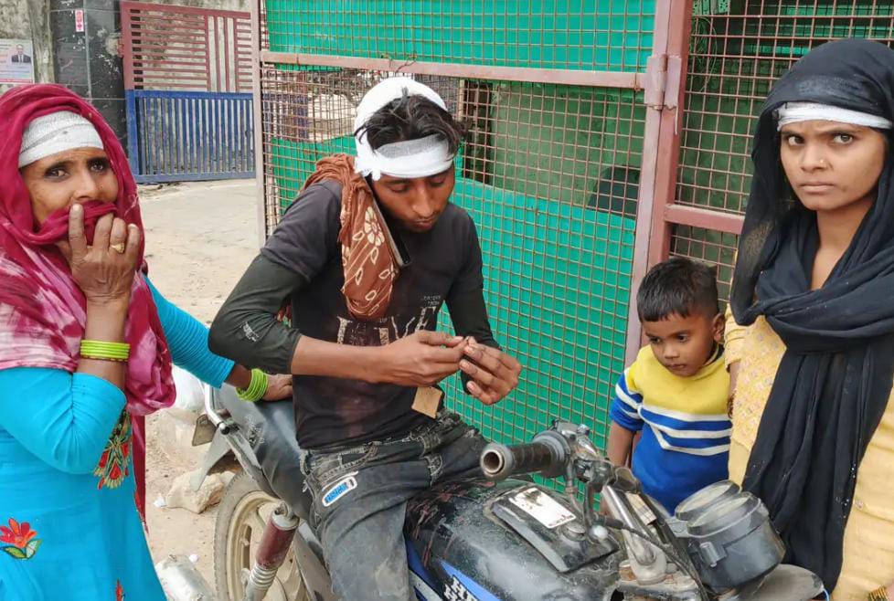 सादाबाद : मजदूर परिवार के साथ मारपीट का आरोप, आलू बुआई की मजदूरी मांगने पर ठेकेदार ने की मारपीट