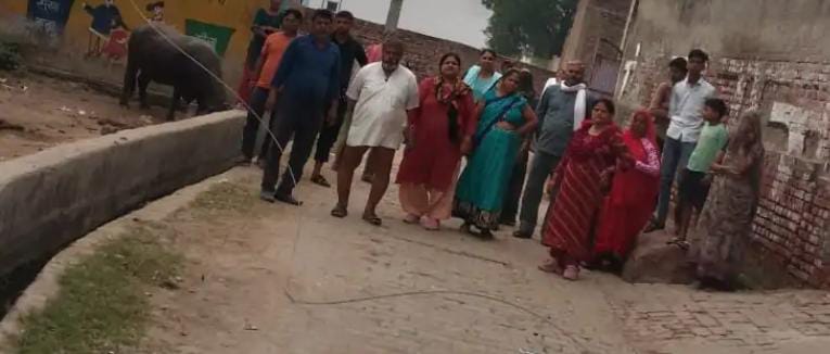 सादाबाद : एचटी लाइन टूटकर गिरने से बैठक में भगदड़, बाल-बाल बचे लोग, ग्रामीणों ने जताया आक्रोश