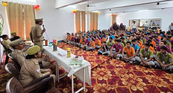 साइबर अपराधों से बचाव हेतु पुलिस ने चलाया जागरूकता अभियान, छात्रों को दिया डिजिटल सुरक्षा का प्रशिक्षण