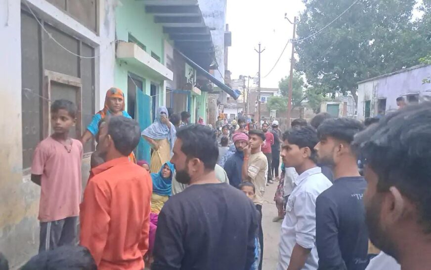 किराए को लेकर मालिक और किरायेदार में विवाद, सादाबाद के मोहल्ला पोखरवाला का मामला, मौके पर पहुंची पुलिस