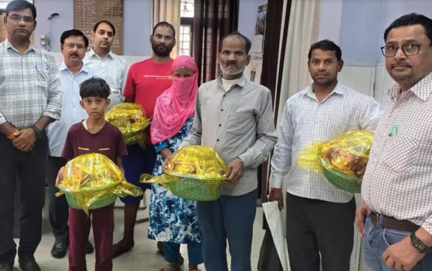 सादाबाद : टीबी रोगियों को बांटी पोषण पोटली, सीएचसी पर टीबी मुक्त भारत अभियान’ के तहत कार्यक्रम का आयोजन