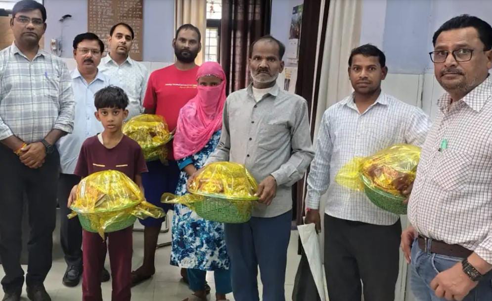 सादाबाद : टीबी रोगियों को बांटी पोषण पोटली, सीएचसी पर टीबी मुक्त भारत अभियान’ के तहत कार्यक्रम का आयोजन