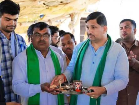 सादाबाद : किसान नेता ने किया गौशालाओं का दौरा, गोपाष्टमी के मौके पर गायों को गुड़-चना खिलाकर मंगल कामना की