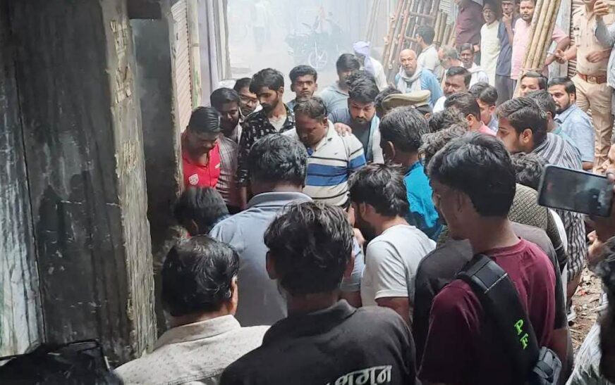 सादाबाद में आग लगने से गोदाम में हुआ भारी नुकसान, लाखों रुपये का सामान जलकर राख