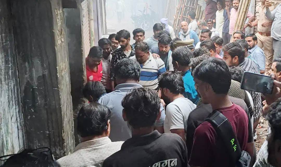 सादाबाद में आग लगने से गोदाम में हुआ भारी नुकसान, लाखों रुपये का सामान जलकर राख