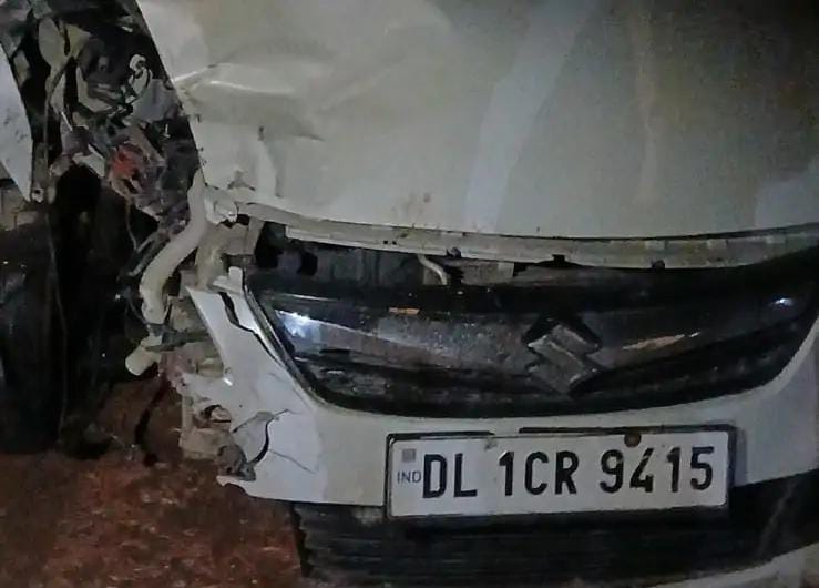 सादाबाद : दुर्घटना में हिरन की मौत, बाइक सवार तीन घायल, आगरा रोड पर टायर फटने से अनियंत्रित हुई कार ने मारी टक्कर