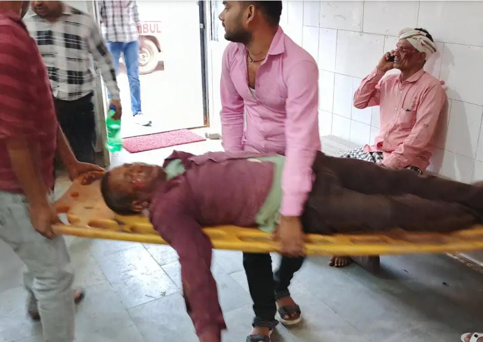 अज्ञात वाहन की टक्कर से बाइक सवार घायल, एंबुलेंस की मदद से घायलों को सीएचसी में किया भर्ती