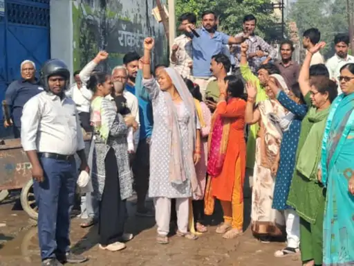 हाथरस में कलवारी रोड पर जलभराव से परेशान लोगों ने किया प्रदर्शन, पिछले चार साल से बनी हुई है जलभराव की समस्या