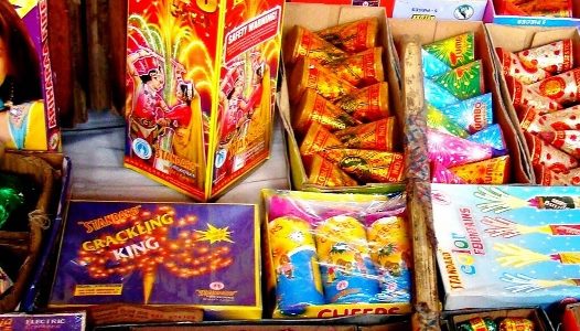 हाथरस में दीपावली पर पटाखों की बिक्री के लिए प्रशासन ने निर्धारित किए 13 स्थान, 19 से 21 अक्टूबर तक होगी बिक्री, नियमों का उल्लंघन करने पर दुकान का लाइसेंस होगा रद्द
