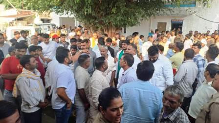 ग्रामीणों ने पुलिस मुठभेड़ को बताया फर्जी, मुरसान कोतवाली का किया घेराव, अधिकारियों ने ग्रामीणों को 15 दिन में निष्पक्ष जांच और दोषियों पर कार्रवाई का आश्वासन दिया