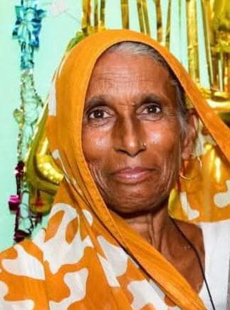 हाथरस में बड़ा हादसा : मंदिर में रखे लड्डू खाने से डेढ़ दर्जन से अधिक लोगों की हालत बिगड़ी, इलाज के लिए आगरा जाते समय एक महिला की मौत
