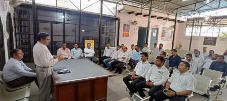 जनपद न्यायालय में तृतीय श्रेणी कर्मचारियों को दी गई न्यायिक प्रक्रिया एवं परिपत्रों की जानकारी