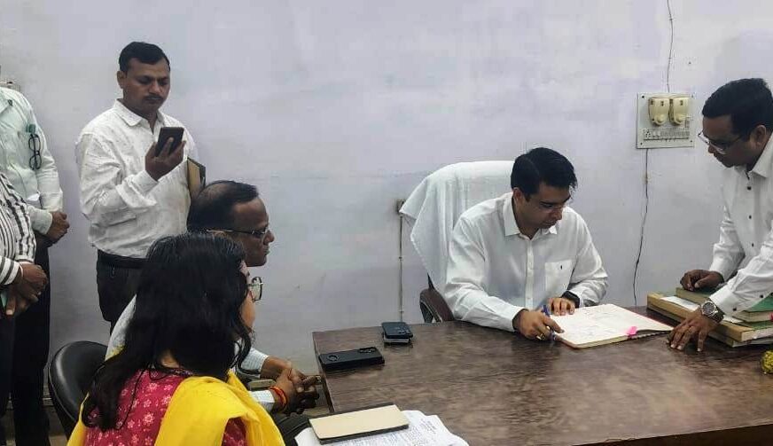 हाथरस के नवागत जिलाधिकारी अतुल वत्स ने संभाला कार्यभार, श्री दाऊ बाबा के दर्शन किए, कलेक्ट्रेट में ली गार्ड ऑफ ऑनर की सलामी