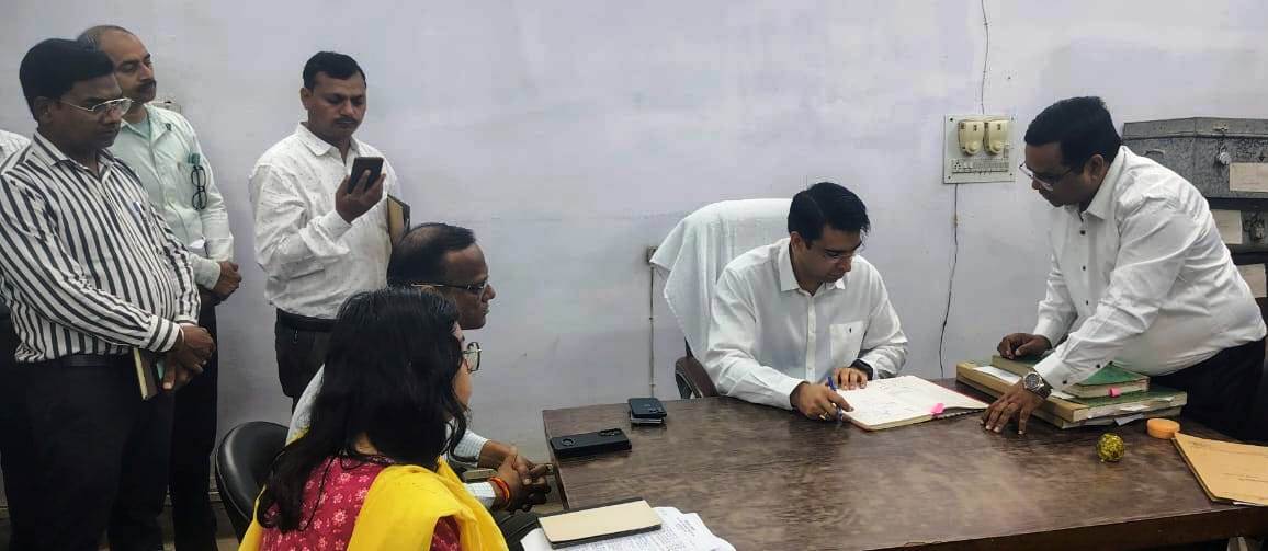 हाथरस के नवागत जिलाधिकारी अतुल वत्स ने संभाला कार्यभार, श्री दाऊ बाबा के दर्शन किए, कलेक्ट्रेट में ली गार्ड ऑफ ऑनर की सलामी