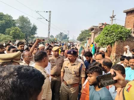 अनजान व्यक्ति द्वारा रखे गए लड्डू को ग्रामीणों ने प्रसाद समझकर खा लिया, एक महिला की मौत, 18 लोगों की तबियत बिगडी, 2 गंभीर मरीज आगरा रेफर