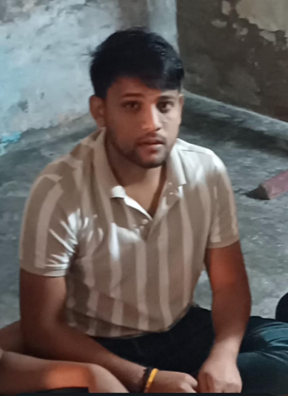 सासनी : बाइक सवार दो युवकों को अज्ञात वाहन ने मारी टक्कर, एक की मौत, दूसरा गंभीर घायल