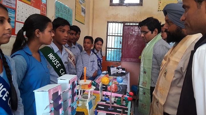सादाबाद : नशे की हालत में गलियों में घुसा दिया ट्रक