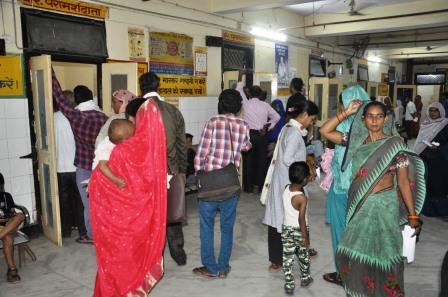 हाथरस में बढ़ रहा सर्दी-बुखार का प्रकोप, जिला अस्पताल की ओपीडी और इमरजेंसी वार्ड में रोजाना बड़ी संख्या में पहुंच रहे मरीज