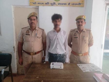 हाथरस गेट पुलिस ने अभियुक्त को तमंचे सहित किया गिरफ्तार
