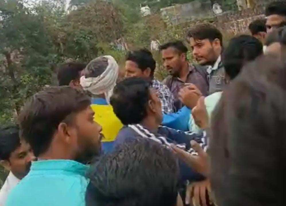 सादाबाद : स्मार्ट मीटर लगाने वाली कंपनी के कर्मचारियों से मारपीट