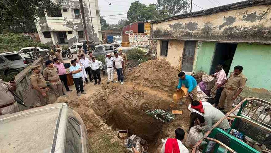 ऑपरेशन क्लीन के तहत सादाबाद पुलिस ने नष्ट की 4,552 लीटर अवैध शराब, कीमत 22 लाख से अधिक