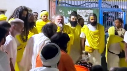 संत प्रेमानंद ने शुरू की पदयात्रा, परिक्रमा मार्ग में अनुयायियों को दिया आशीर्वाद, 10 दिन बाद पदयात्रा पर निकले थे, बेताब दिखे श्रद्धालु