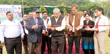 फुटबॉल टीमवर्क, समन्वय और जिम्मेदारी जैसे गुण सिखाता है : कुलपति, मंगलायतन विश्वविद्यालय में दो दिवसीय इंटर-यूनिवर्सिटी फुटबॉल लीग का भव्य शुभारंभ