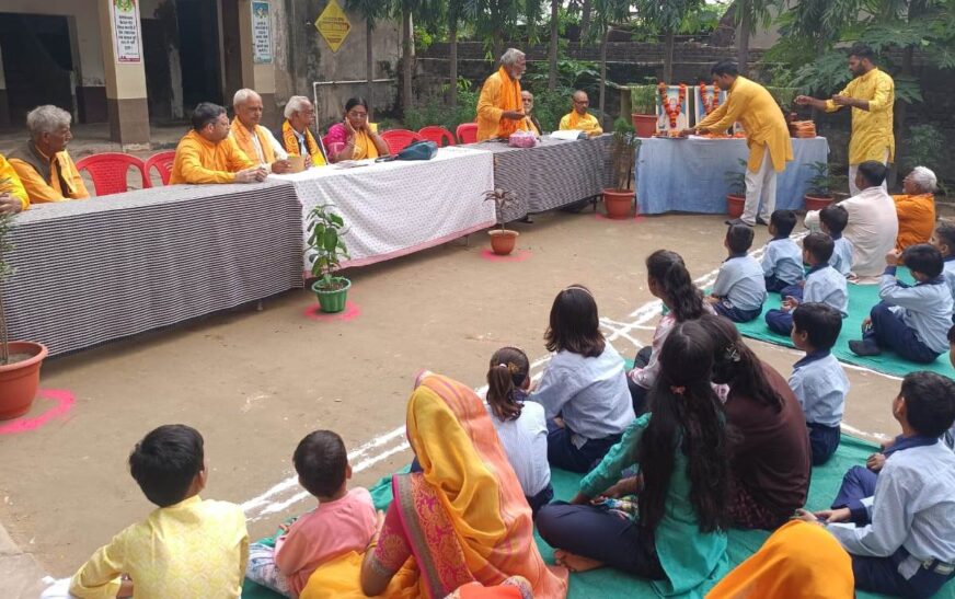 हसायन : गायत्री परिवार की अखंड दीप ज्योति कलश रथयात्रा का हुआ स्वागत, रथयात्रा का पूजन कर बुलंदशहर के लिए रवाना किया