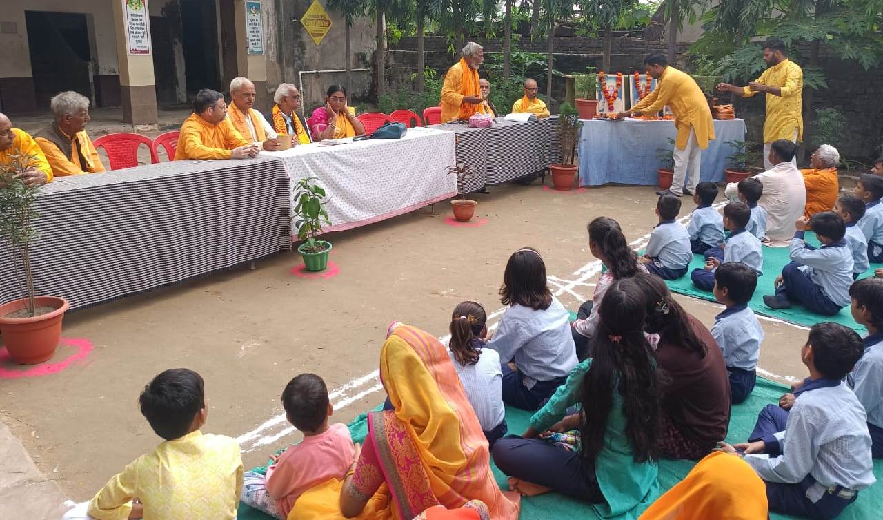 हसायन : गायत्री परिवार की अखंड दीप ज्योति कलश रथयात्रा का हुआ स्वागत, रथयात्रा का पूजन कर बुलंदशहर के लिए रवाना किया