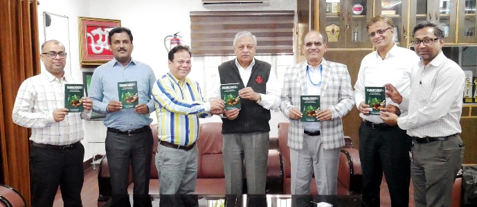 मंगलायतन विश्वविद्यालय में फार्माकोग्नोसी पुस्तक का हुआ विमोचन