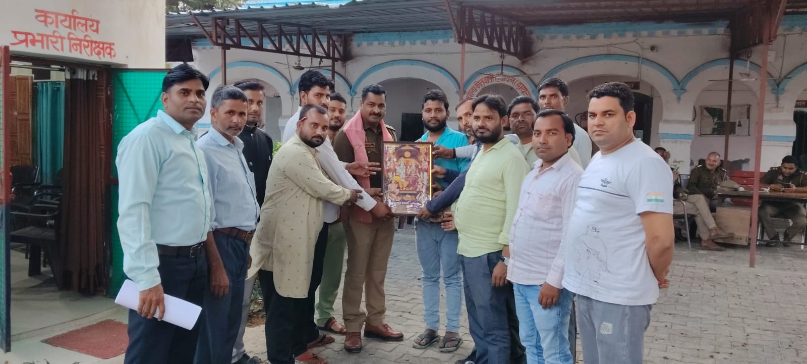 हसायन : जनसेवा केन्द्र के संचालनकर्ताओं ने किया कोतवाल का स्वागत