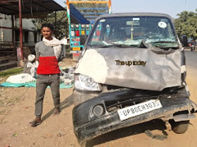 सासनी कोतवाली क्षेत्र में बड़ा हादसा टला, ब्रेकर पर अनियंत्रित हुई इको वैन टैंकर से टकराई, कई घायल