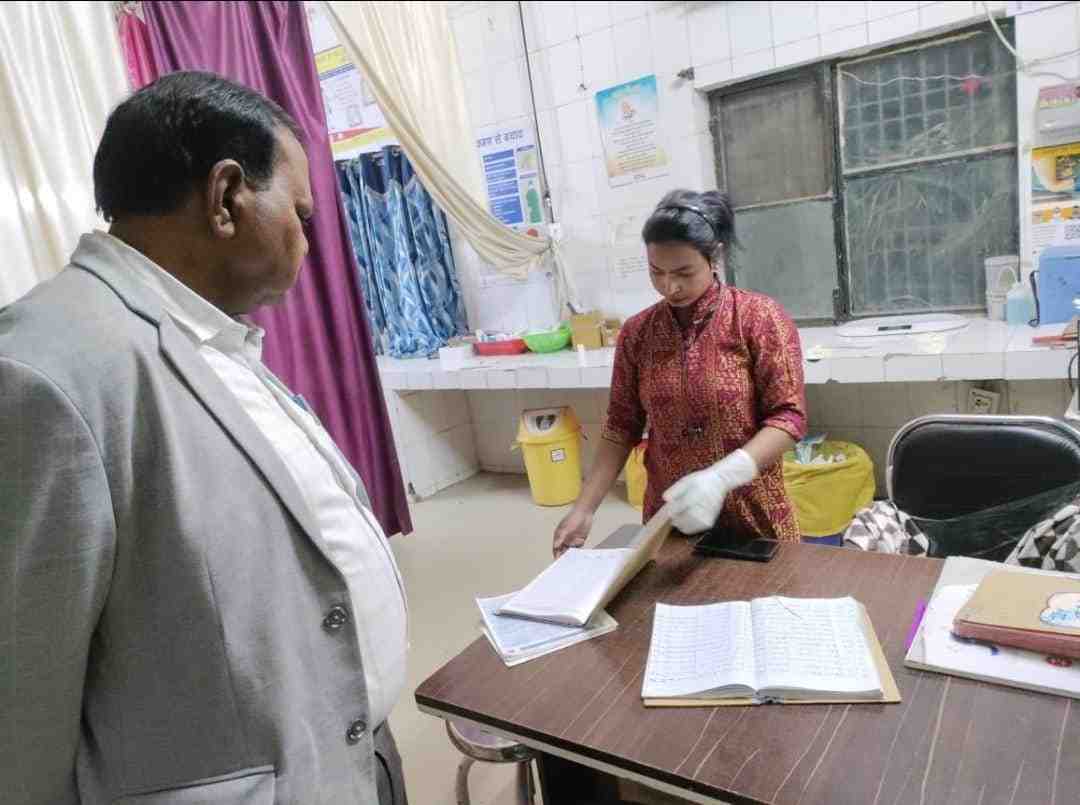 हसायन : सीएमओ ने दो सामुदायिक स्वास्थ्य केन्द्रो का किया निरीक्षण सीएमओ के निरीक्षण से मचा हडकंप