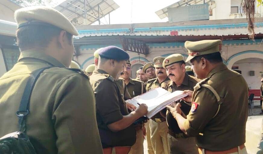 हसायन : कोतवाली में सीओ का औचक निरीक्षण, परेड से लेकर मालखाना तक सभी व्यवस्थाएँ जांचीं, दिए आवश्यक दिशा-निर्देश