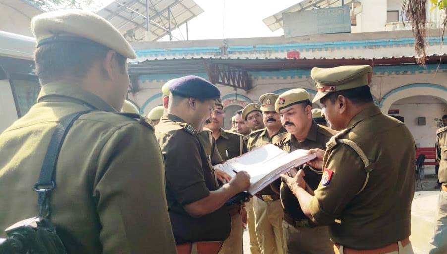 हसायन : कोतवाली में सीओ का औचक निरीक्षण, परेड से लेकर मालखाना तक सभी व्यवस्थाएँ जांचीं, दिए आवश्यक दिशा-निर्देश