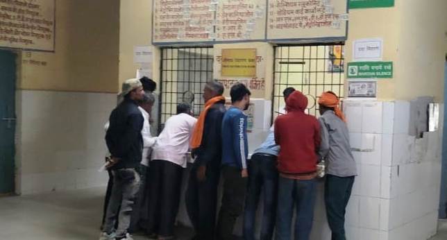 निरीक्षण के बाद भी नहीं सुधरी व्यवस्था, महौं स्वास्थ्य केंद्र पर फिर ग़ैरहाज़िर मिले कर्मचारी, मरीज परेशान