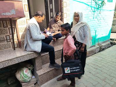 बीएलओ शिक्षक ने नाबालिग छात्र से उठवाया बैग, मतदाता सत्यापन कार्य में स्कूली छात्र को लगाया, सोशल मीडिया पर वीडियो वायरल, प्रशासन से कार्रवाई की मांग