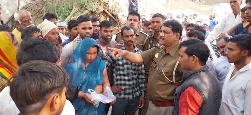 हसायन : पशु खरीदने आए तीन व्यक्तियों ने दुधारू भैंस को खिलाया विषाक्त पदार्थ, भैंस की मौत के बाद हंगामे की सूचना पर पहुंची पुलिस ने तीन को हिरासत में लिया