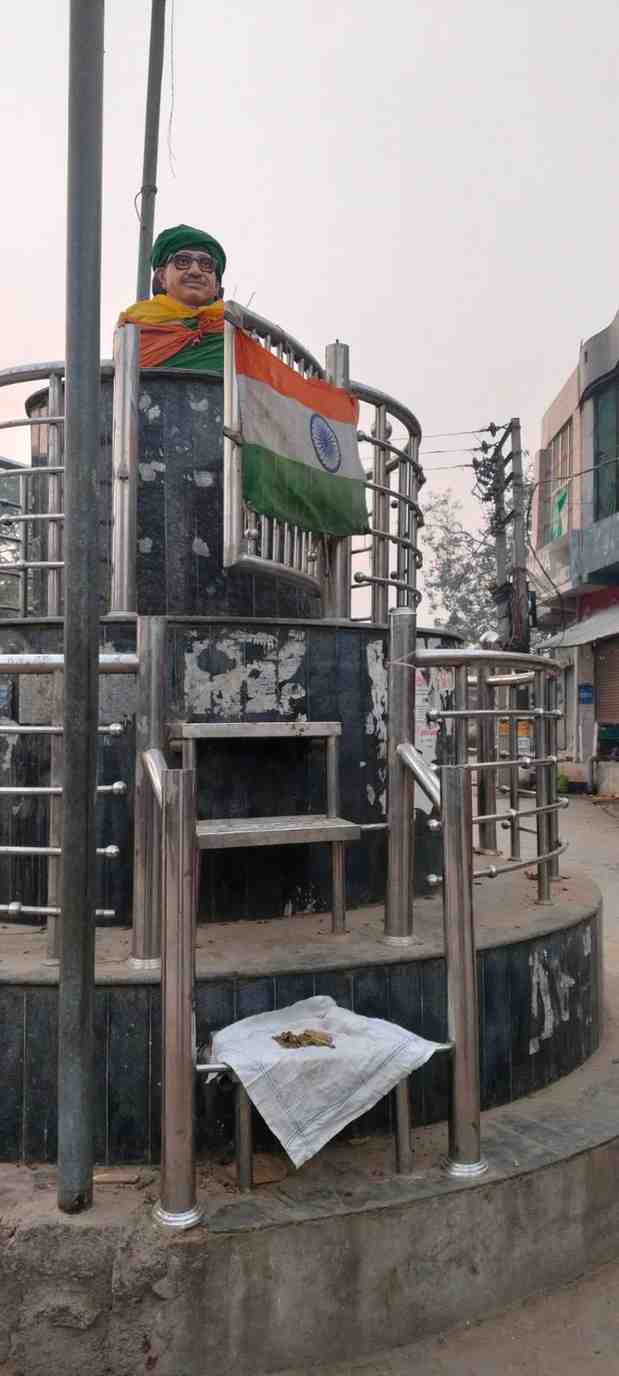 हसायन : संदिग्ध रूप से मिले पंडित दीनदयाल उपाध्याय मूर्ति पथ पर पडे अवैध दस कारतूस