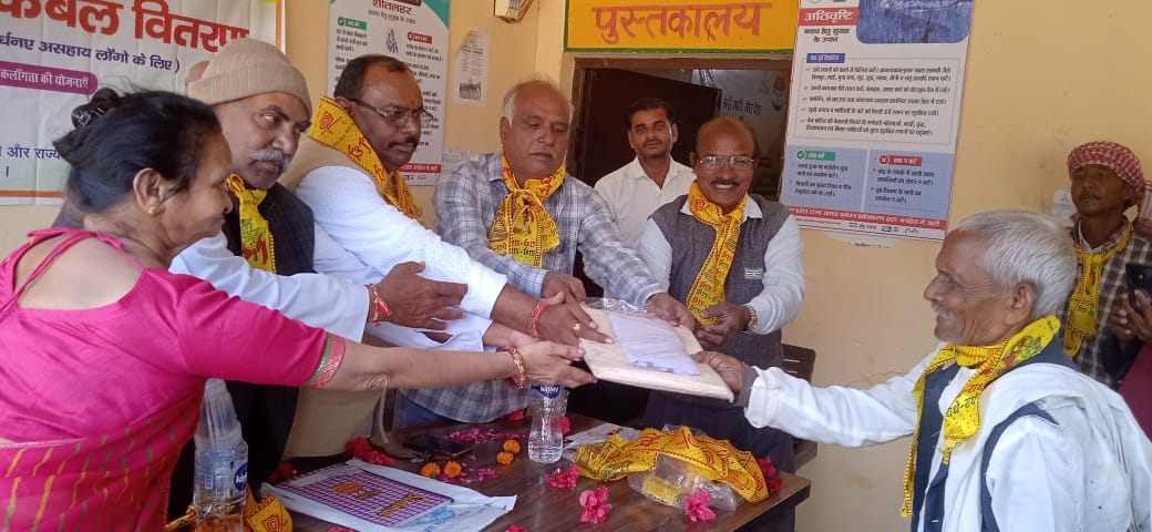 गाँव तिलौठी में दिव्यांग व असहायों को अंग वस्त्र व आवश्यक सामग्री वितरित