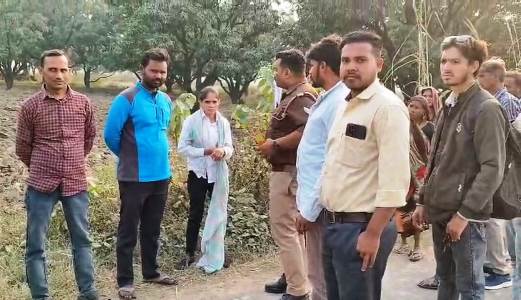 हसायन : लडकी को सरेराह रोककर युवकों ने गाली-गलौज व मारपीट की, किसान व राहगीरों के आने पर स्कूटी लेकर फरार हो गए आरोपी