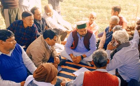 सहायक चकबंदी अधिकारी के आश्वासन पर काश्तकारों ने समाप्त किया आमरण अनशन, 20 दिन में समाधान का दिया आश्वासन