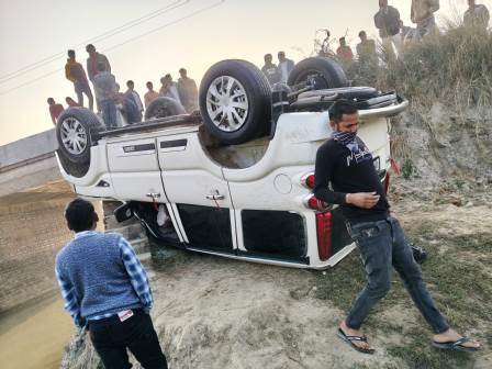 हसायन : सडक पर लगे संकेतक बोर्ड से टकराकर ईशन नदी में गिरी स्काॅर्पियो कार