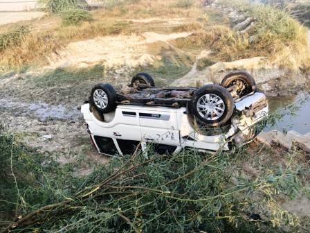 हसायन :  स्कूल पढने के लिए वाहन के आने का इंतजार कर रहे मासूम छात्र को मारी कार सवार ने टक्कर, नॉएडा रेफर